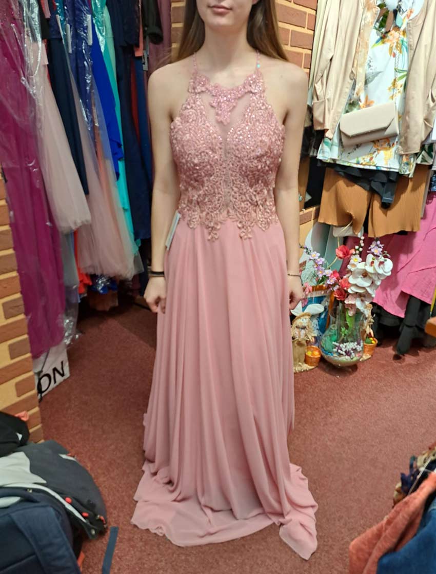 Rosafarbenes Festkleid als Inspiration für den Größenberater